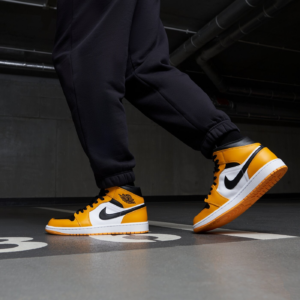 Alternative view of Giày Nike Air Jordan 1 Mid 'Taxi' 554724-701