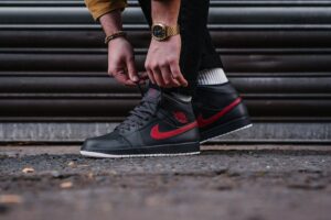 Alternative view of Giày Nike Air Jordan 1 Mid 'Anthracite Gym Red' 554724-045