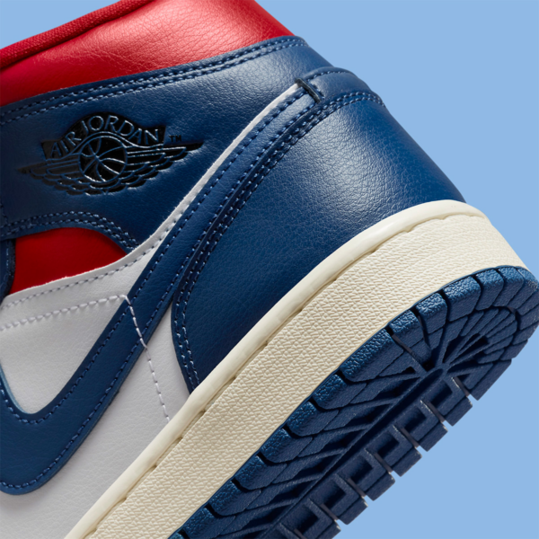 Giay Nike Air Jordan 1 Mid 'French Blue' BQ6472-146