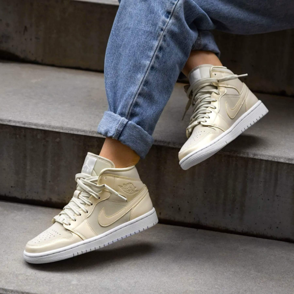 Giày Nike Wmns Air Jordan 1 Mid 'Lemon Yellow' CK6587-200 - Ảnh 4