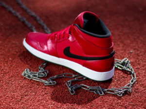 Alternative view of Giày Nike Air Jordan 1 Mid 'Gym Red Black Patent' 554725-602