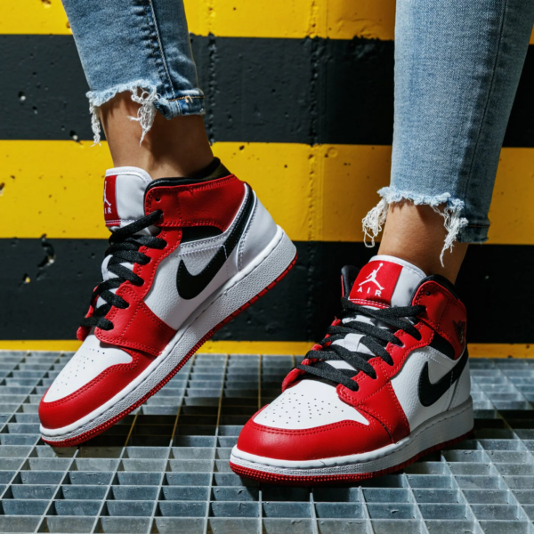 Giày Nike Air Jordan 1 Mid GS 'Chicago' 554725-173 - Ảnh 5