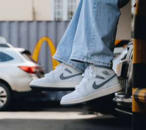 Alternative view of Giày Nike Air Jordan 1 'Mid White Stealth' 554724-135