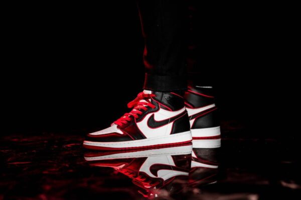 Giày Nike Air Jordan 1 Retro High 'Bloodline' 555088-062 - Ảnh 4