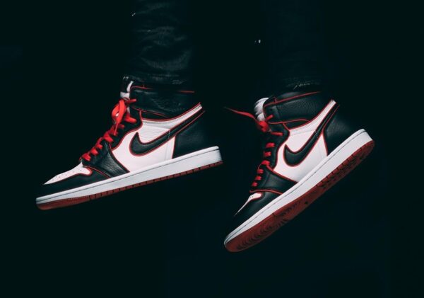 Giày Nike Air Jordan 1 Retro High 'Bloodline' 555088-062 - Ảnh 3