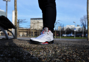 Alternative view of Giày Nike Air Jordan 5 Retro GS 'Fire Red' 2013 440888-100