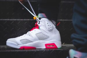Alternative view of Giày Nike Air Jordan 6 Retro Hare CT8529-062