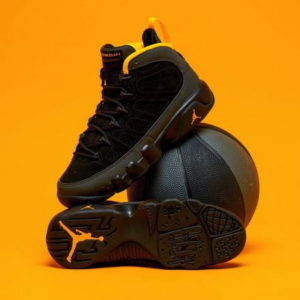 Alternative view of Giày Nike Air Jordan 9 Retro 'Dark Charcoal University Gold' CT8019-070