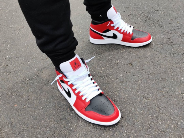 Giày Nike Air Jordan 1 Mid 'Chicago Black Toe' 554724-069 - Ảnh 5
