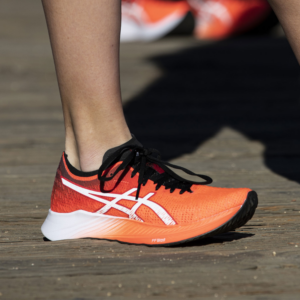 Alternative view of Giày Asics Women's Magic Speed 1012A895-600