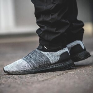 Alternative view of Giày Adidas UltraBoost Laceless 'Black Boost' BB6137