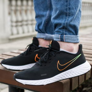 Alternative view of Giày Nike Revolution 5 'Black Atomic Orange' BQ3204-017