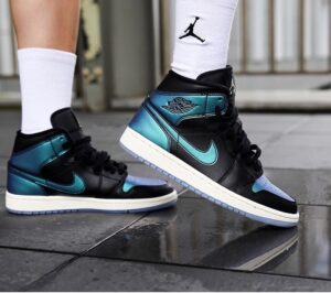 Alternative view of Giày Nike Wmns Air Jordan 1 Mid 'Metallic Turquoise' BQ6472-009