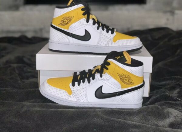 Giày Nike Air Jordan 1 Mid 'White University Gold' BQ6472-107 - Ảnh 7