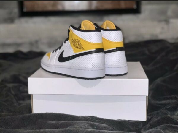 Giày Nike Air Jordan 1 Mid 'White University Gold' BQ6472-107 - Ảnh 5