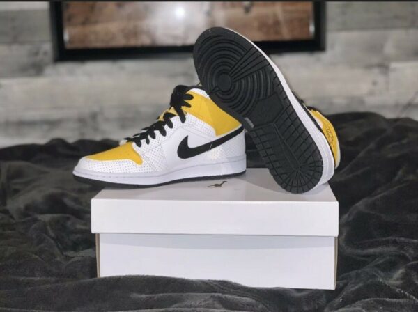 Giày Nike Air Jordan 1 Mid 'White University Gold' BQ6472-107 - Ảnh 6