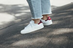 Alternative view of Giày Adidas Originals Stan Smith 'White Burgundy' AQ0887
