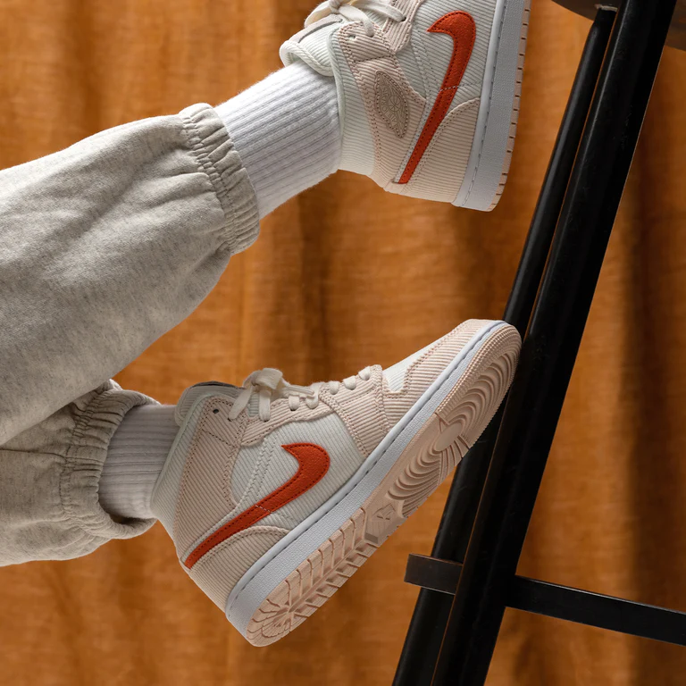 Giày Nike Air Jordan 1 Mid SE 'Corduroy' DA8009-108 - Ảnh 3