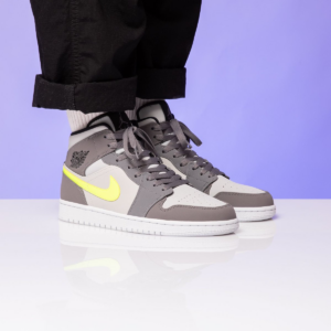 Alternative view of Giày Nike Air Jordan 1 Mid GS 'Gun Smoke Volt' 554725-072