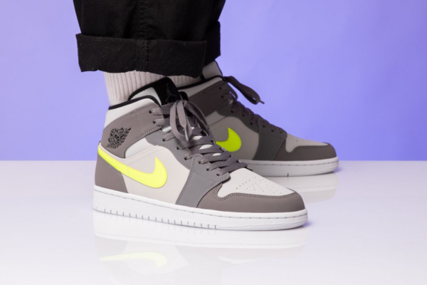 Giày Nike Air Jordan 1 Mid 'Gun Smoke Volt' 554724-072 - Ảnh 5