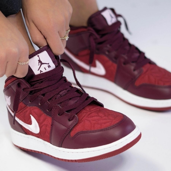 Giày Nike Air Jordan 1 Mid SE GS 'Red Quilted' AV5174-600 - Ảnh 2