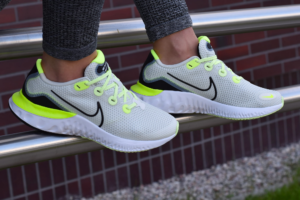 Alternative view of Giày Nike Renew Run Spruce Aura GS CT1430-003