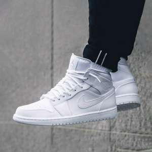 Alternative view of Giày Nike Air Jordan 1 Mid BG 'Triple White' 554725-129