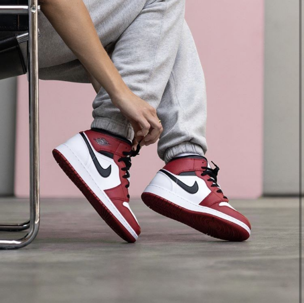 Giày Nike Air Jordan 1 Mid GS 'Chicago' 554725-173 - Ảnh 2