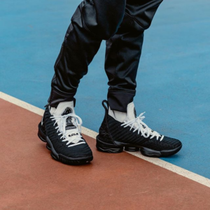 Alternative view of Giày Nike LeBron 16 'Four Horsemen' CI7862-001