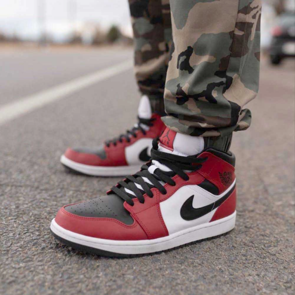 Giày Nike Air Jordan 1 Mid 'Chicago Black Toe' 554724-069 - Ảnh 2