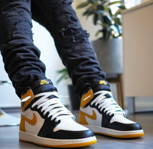Alternative view of Giày Nike Air Jordan 1 Mid GS 'Black University Gold' 554725-177