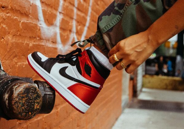 Giày Nike Air Jordan 1 Retro High 'Satin Black Toe' CD0461-016 - Ảnh 4