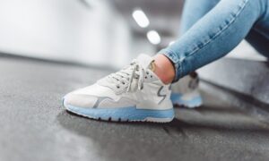 Alternative view of Giày Adidas Nite Jogger 'Soft Blue' EE5910