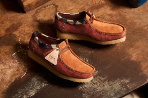 Giay Clarks x END Wallabee 'Pink' 261-50698