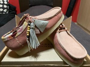 Giay Clarks x END Wallabee 'Pink' 261-50698