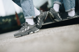 Alternative view of Giày Adidas Wmns Ozweego 'Grey Ash Silver' EE5718