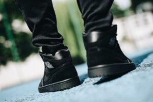 Alternative view of Giày Nike Air Jordan 1 Mid 'Triple Black' (2018) 554724-050