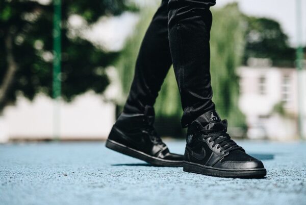 Giày Nike Air Jordan 1 Mid 'Triple Black' (2018) 554724-050 - Ảnh 4