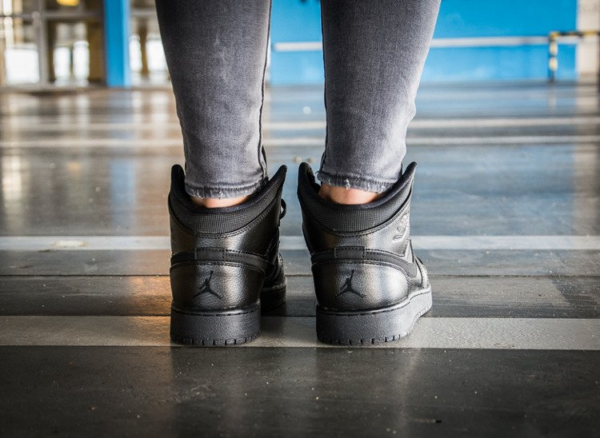 Giày Nike Air Jordan 1 Retro Mid 'Black' 554725-030 - Ảnh 4