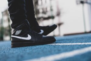 Alternative view of Giày Nike Air Jordan 1 Mid 'Black White' (2018) 554724-049