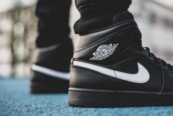 Giày Nike Air Jordan 1 Mid 'Black White' (2018) 554724-049 - Ảnh 4