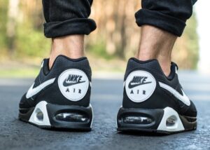 Alternative view of Giày Nike Air Max IVO 'Black White' 580518-011