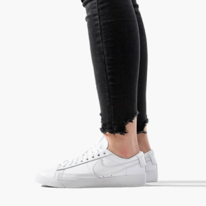 Giay Nike Blazer Low LE 'Triple White' AV9370-111
