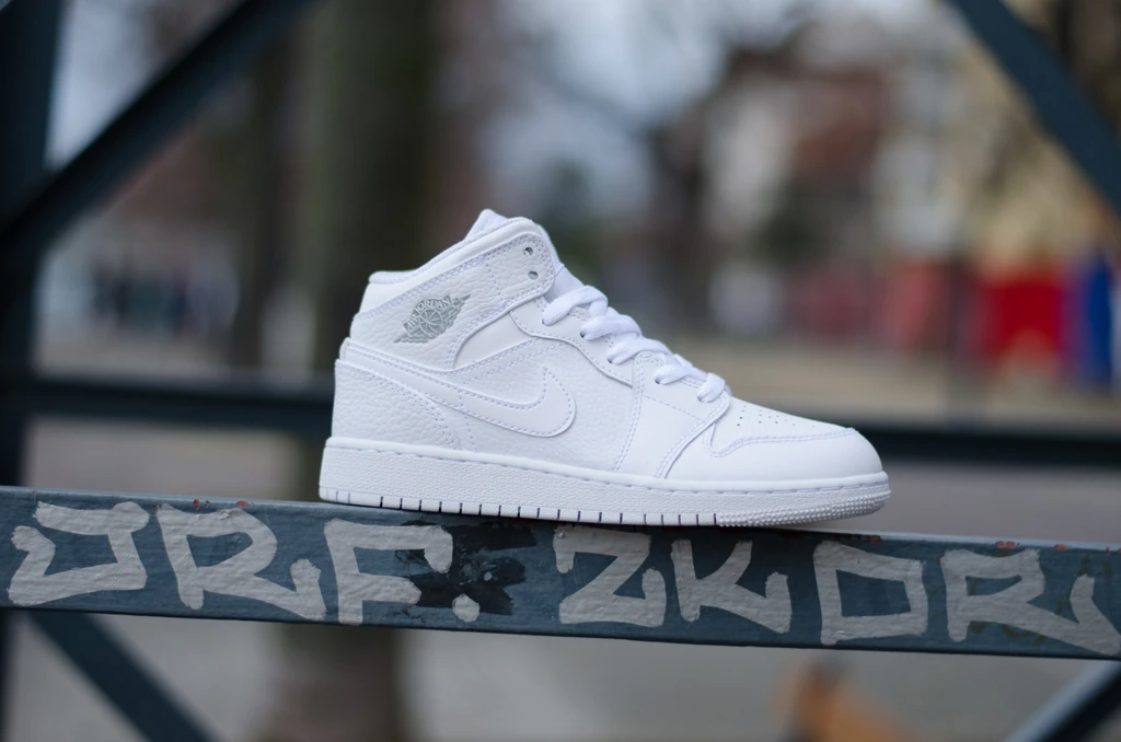 Giày Nike Air Jordan 1 Retro Mid GS 'Pure Platinum' 554725-109 - Ảnh 7