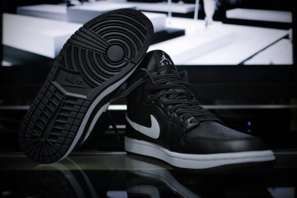 Giày Nike Air Jordan 1 Mid Wmns 'Black White' BQ6472-011 - Ảnh 8
