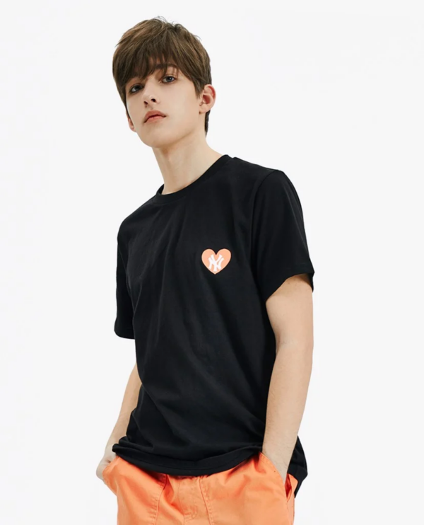 Áo MLB Heart Short Sleeve T Shirt New York Yankees Black 31TSH1031-50L - Ảnh 3