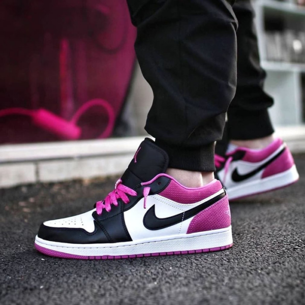 Giày Nike Air Jordan 1 Low GS 'Black Active Fuchsia' CT1564-005 - Ảnh 2