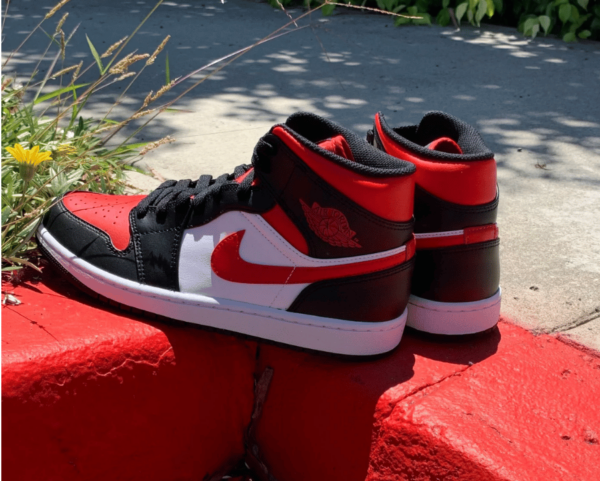 Giày Nike Air Jordan 1 Mid 'Bred Toe' 554724-079 - Ảnh 9