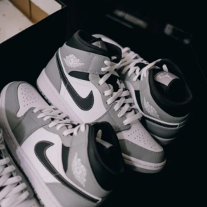 Giay Nike Air Jordan 1 Mid 'Light Smoke Grey' 554724-078