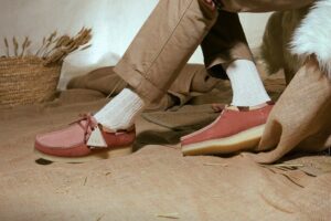Giay Clarks x END Wallabee 'Pink' 261-50698